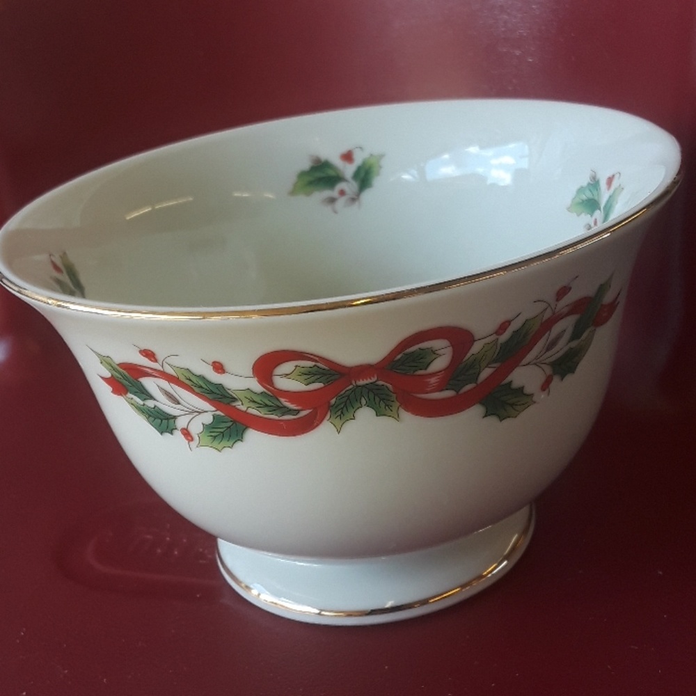 Royal limited holly holiday bowl